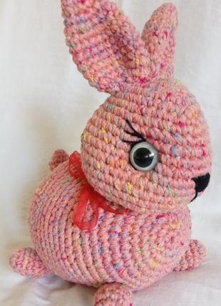 В'язана м'яка іграшка кролик рожевий (висота 25 см, пряжа: акрил, наповнювач: холофайбер)