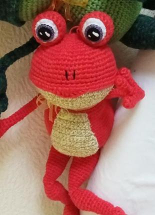 Вязанная мягкая игрушка лягушонок красный (высота 48 см, пряжа: акрил, наполнитель: холлофайбер)1 фото