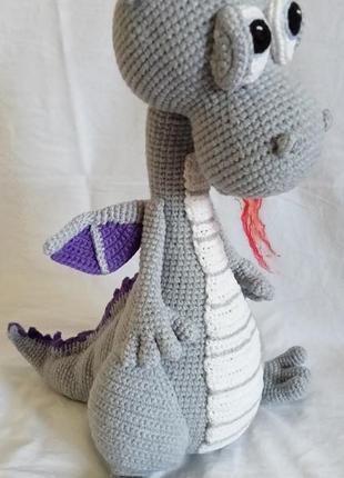 В'язана м'яка іграшка дракон (висота 38 см, пряжа: акрил, наповнювач: холлофайбер)