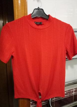 Яркий топ под шею