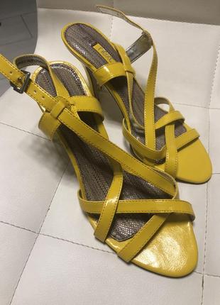 Стильні жовті босоніжки next