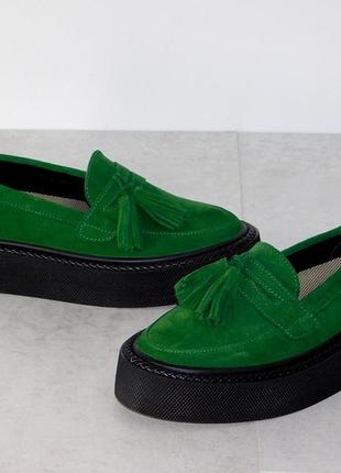 Лоферы зеленые женские замшевые на черной подошве10 фото