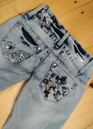 Чудові джинси з вишивкою з блискіток10 фото