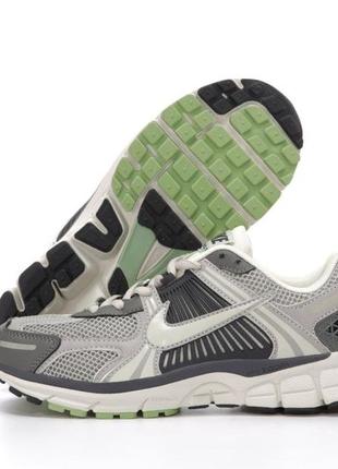 Чоловічі світло-сірі бігові кросівки nike zoom vomero 5 grey (кросівки найк зум вомеро світлі текстильні)3 фото