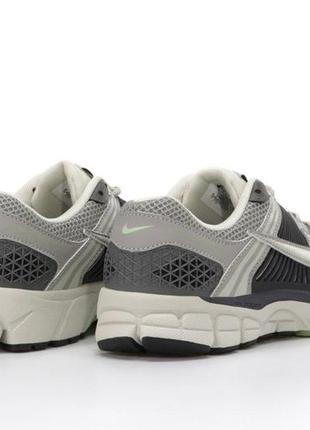 Чоловічі світло-сірі бігові кросівки nike zoom vomero 5 grey (кросівки найк зум вомеро світлі текстильні)4 фото