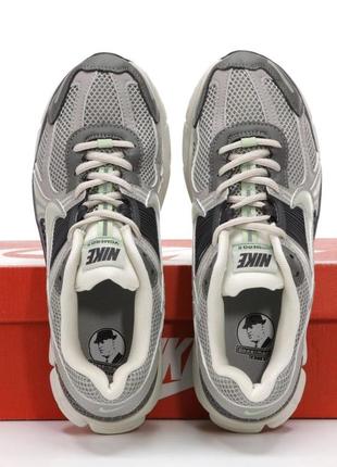 Чоловічі світло-сірі бігові кросівки nike zoom vomero 5 grey (кросівки найк зум вомеро світлі текстильні)7 фото