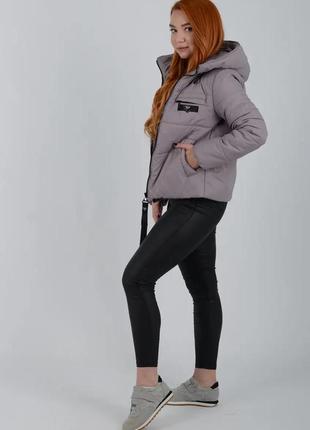 Стильная женская укороченная демисезонная куртка с капюшоном3 фото