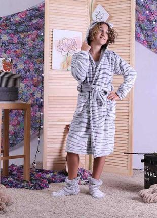 Махровий халат для дітей та підлітків  шиншила на запах з двома накладними кишенями та котячими вушками на капішоні.