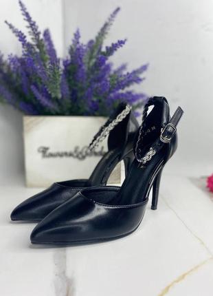 Жіночі туфлі з ремінцем