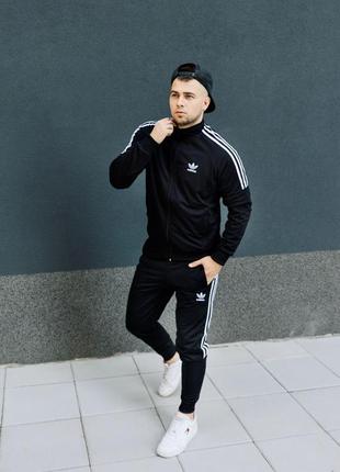 Бомбезний спортивний костюм.