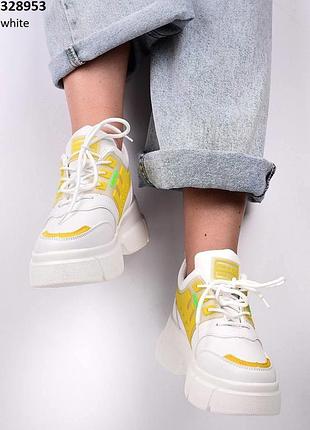 Кросівки жіночі