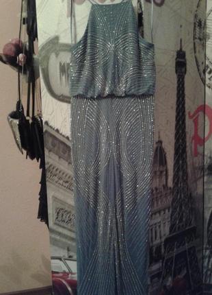 Красивое вечернее платье со шлейфом и ручной вышивкой стеклярусом
