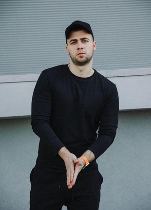 Современный хитовый лонгслив.