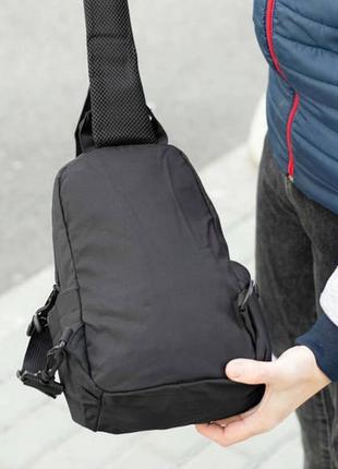Чоловіча нагрудна сумка-слінг simple black через плече бананка чорна текстильна однолямковий рюкза6 фото