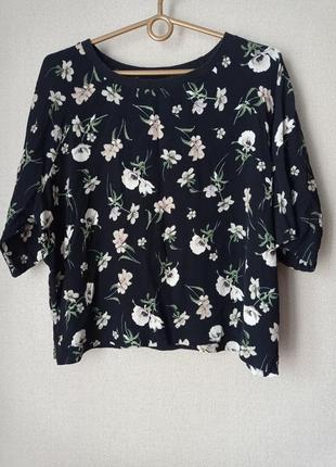 Укороченная блуза из вискозы, цвет черный с цветами, размер 48-52