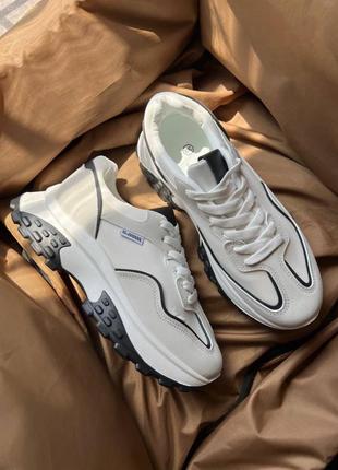 Кросівки жіночі