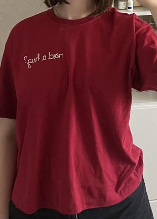 Красная футболка