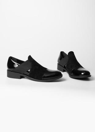 Черные лаковые закрытые туфли на резинке 39 размера