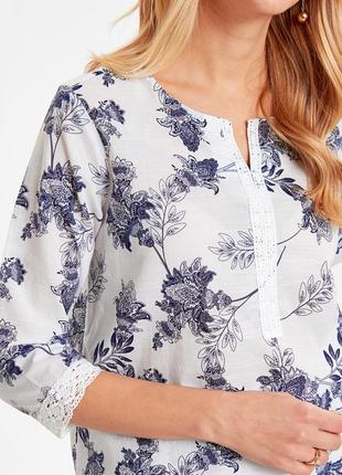 Біла жіноча блузка lc waikiki / лз вайкікі з синім квітковим принтом4 фото