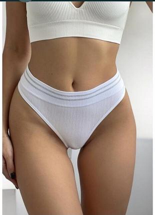 Трусики сліпи на високій прсадці.