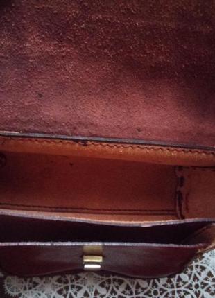 Очень красивая  кожаная сумка с тиснением цвета марсал в винтажном стиле9 фото