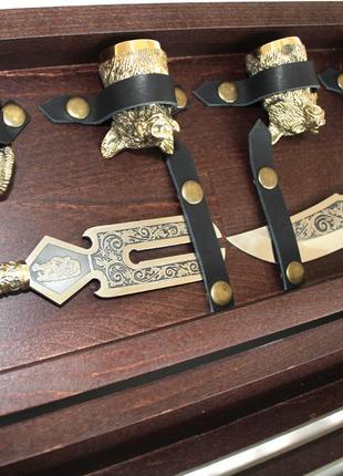 Набір для шашлику в дерев'яному кейс «мисливський трофей» з чарками 6 шт.(шампура, ніж, виделка, чарки)4 фото