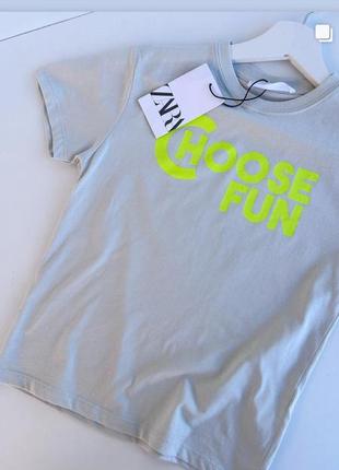Zara 😛крута базова футболка світло фісташкового кольору з контрастними неоновими буквами