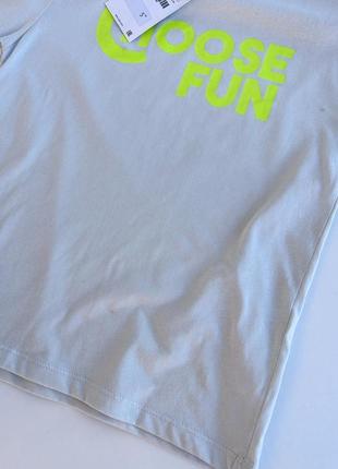 Zara 😛крутая базовая футболка свет фисташкового цвета с контрастными неоновыми буквами2 фото