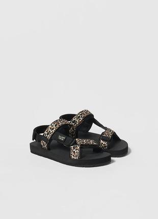 Сандалии zara с анималистичным принтом