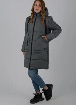 Женская зимняя куртка пуховик с накладными карманами и капюшоном