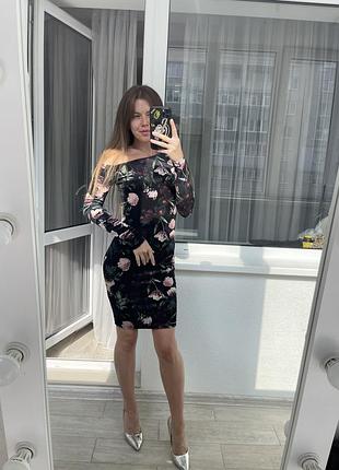 Бархатное цветочное платье с красивым асимметричным вырезом