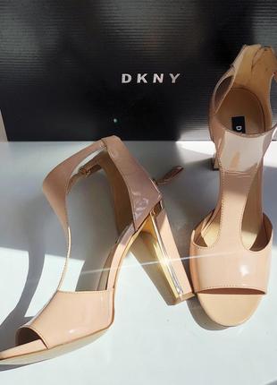 Потрясающие лаковые босоножки dkny оригинал