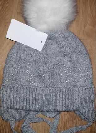 Зимняя шапка украшена стразами