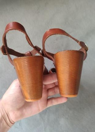 Кожаные коричневые босоножки широкий каблук сандали kurt geiger carvela8 фото
