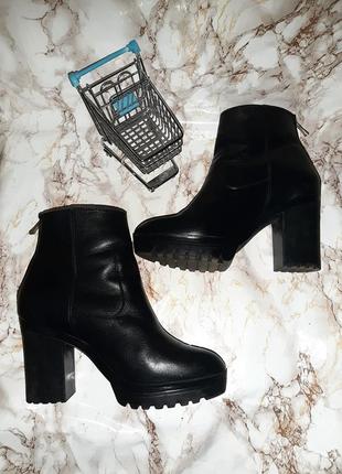 Черные кожаные деми ботинки на высоком каблуке8 фото