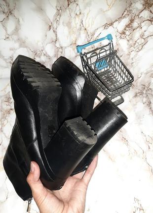 Черные кожаные деми ботинки на высоком каблуке9 фото