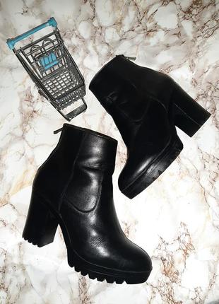 Черные кожаные деми ботинки на высоком каблуке3 фото