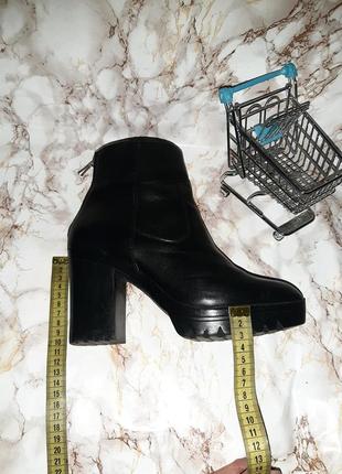 Черные кожаные деми ботинки на высоком каблуке4 фото