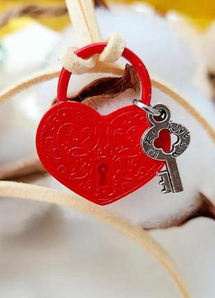 Підвіска червоне серце з ключиком ручної роботи на замшевому шнурі4 фото