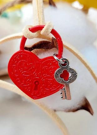 Підвіска червоне серце з ключиком ручної роботи на замшевому шнурі3 фото