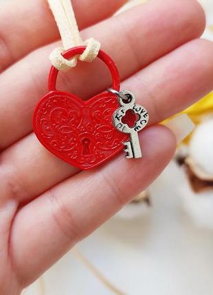 Підвіска червоне серце з ключиком ручної роботи на замшевому шнурі5 фото