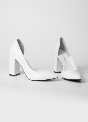 Белые кожаные туфли на каблуке 36 размера4 фото