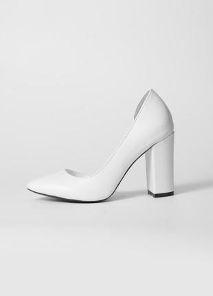 Белые кожаные туфли на каблуке 36 размера2 фото