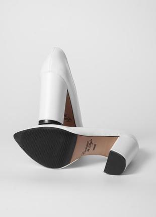 Белые кожаные туфли на каблуке 36 размера3 фото