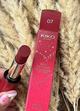 Стойкая помада kiko milano ray of love long lasting lip stylo 072 фото