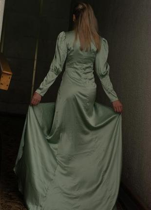 Сатиновое платье со шлейфом5 фото