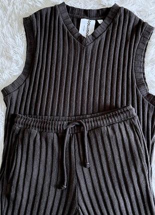 Стильный серый костюм collusion в рубчик