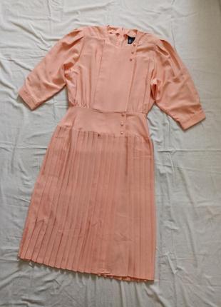 Платье пудрово розовое с юбкой плиссе в винтажном стиле
