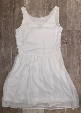 Нежное белое платье с вырезом на спине