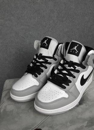 Женские кроссовки nike air jordan 1 retro white black grey5 фото